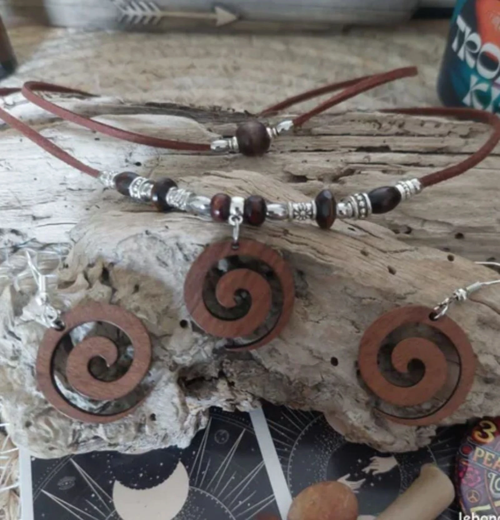 Parure bohemio de dos hileras, espiral de madera chocolate, múltiples perlas de madera – photo 2